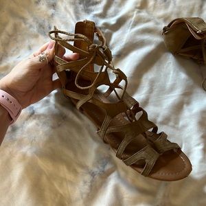 Lace up sandals with zip!
